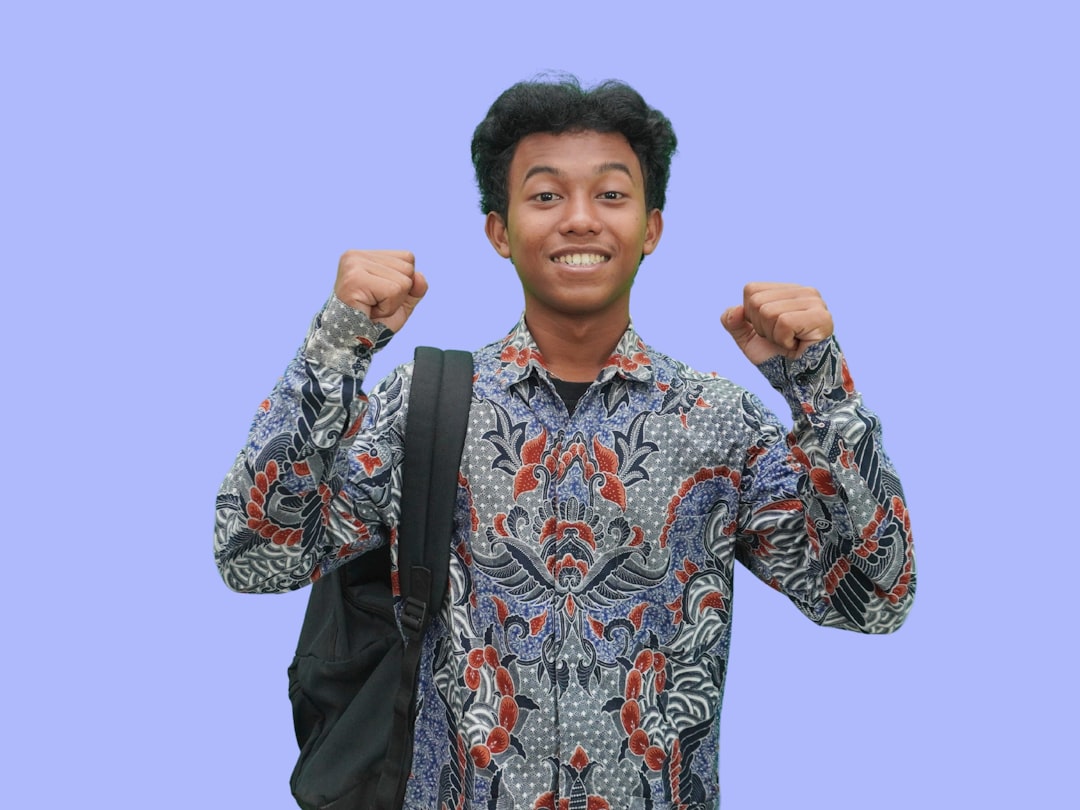 Bobby Kertanegara dan Pesona Batik: Tren Busana Tradisional yang Tetap Modern